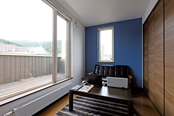 専門職組合 <札幌市/3LDK間取図/3階建/収納充実/吹抜>開放感のある2階リビング、ペットとの穏やかな暮らしを叶えた家の建築実例画像3