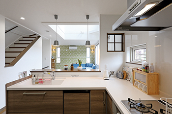 専門職組合 <札幌市/3LDK間取図/3階建/収納充実/吹抜>開放感のある2階リビング、ペットとの穏やかな暮らしを叶えた家の建築実例画像4