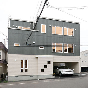 専門職組合 <札幌市/3LDK間取図/3階建/収納充実/吹抜>開放感のある2階リビング、ペットとの穏やかな暮らしを叶えた家の建築実例画像5