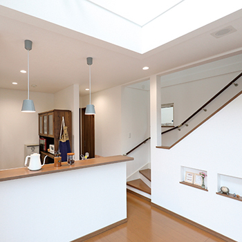 専門職組合 <札幌市/3LDK間取図/3階建/収納充実/吹抜>開放感のある2階リビング、ペットとの穏やかな暮らしを叶えた家の建築実例画像6