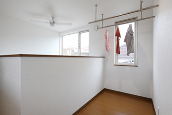 専門職組合 <札幌市/3LDK間取図/3階建/収納充実/吹抜>開放感のある2階リビング、ペットとの穏やかな暮らしを叶えた家の建築実例画像7