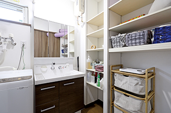 専門職組合 <札幌市/3LDK間取図/3階建/収納充実/吹抜>開放感のある2階リビング、ペットとの穏やかな暮らしを叶えた家の建築実例画像8