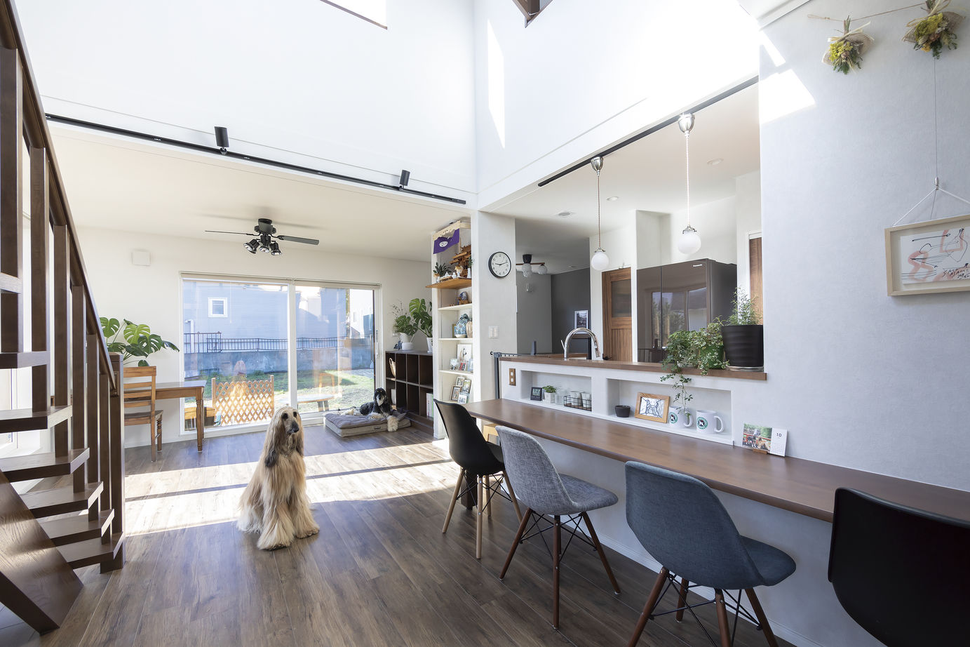 専門職組合 <札幌市/3LDK/床暖房/吹抜/収納充実>実例見学会が決め手！「ペットと暮らす幸せ」をデザインした家の建築実例画像1