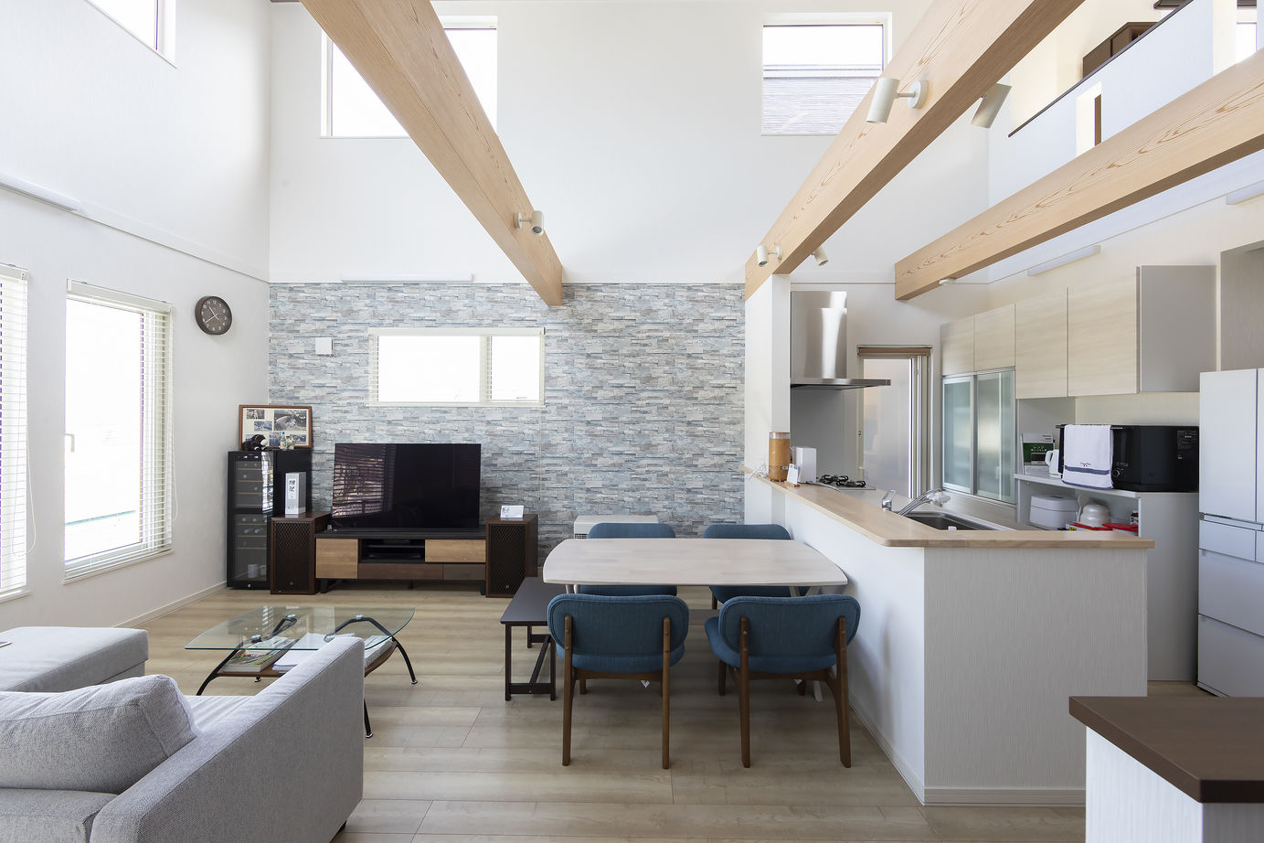 専門職組合 < 3LDK間取図/収納充実/30坪/吹抜>高台からの風景を取り込み、居心地の良さを追求した家 の建築実例画像