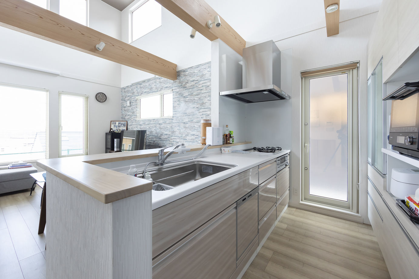 専門職組合 < 3LDK間取図/収納充実/30坪/吹抜>高台からの風景を取り込み、居心地の良さを追求した家 の建築実例画像4