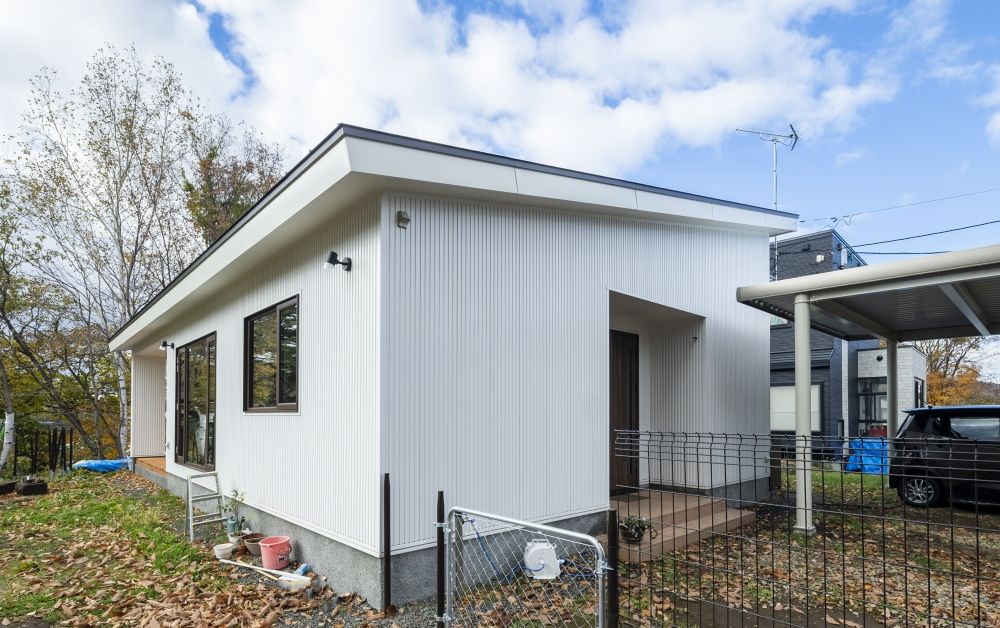 専門職組合 <札幌市/2LDK/収納充実/ソーラーパネル/パントリー>収納充実、暮らしが考え抜かれた愛犬と夫婦のための平屋の建築実例画像