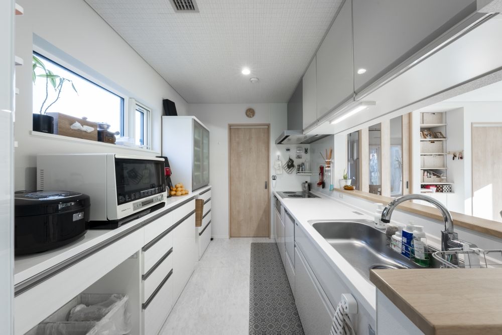 専門職組合 <札幌市/2LDK/収納充実/ソーラーパネル/パントリー>収納充実、暮らしが考え抜かれた愛犬と夫婦のための平屋の建築実例画像7