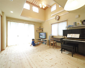 マルニホーム 【39.5坪/1,500～1,999万円】板を外せば吹き抜け天井 裸足で過ごせる自然素材の家の建築実例画像1