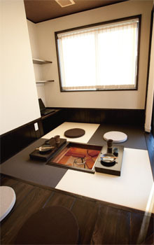 マルニホーム 【33.3坪/2,000～2,499万円】無垢材と優しい光が心地良い 和の趣楽しむ囲炉裏のある家の建築実例画像3