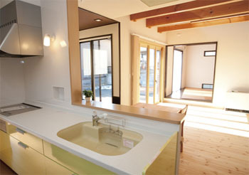 マルニホーム 【33.3坪/2,000～2,499万円】無垢材と優しい光が心地良い 和の趣楽しむ囲炉裏のある家の建築実例画像4