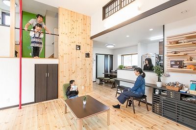 マルニホーム 【38.8坪/2,000～2,400万円】じっくり納得しながら進めた家づくり。スキップフロアが家族を繋ぐ家の建築実例画像1