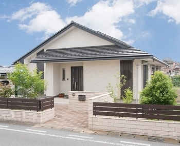 マルニホーム 【41.5坪/2000～2499万円】体に優しい自然素材と空間を生かした高い天井が魅力の和モダン＆平屋住宅の建築実例画像2