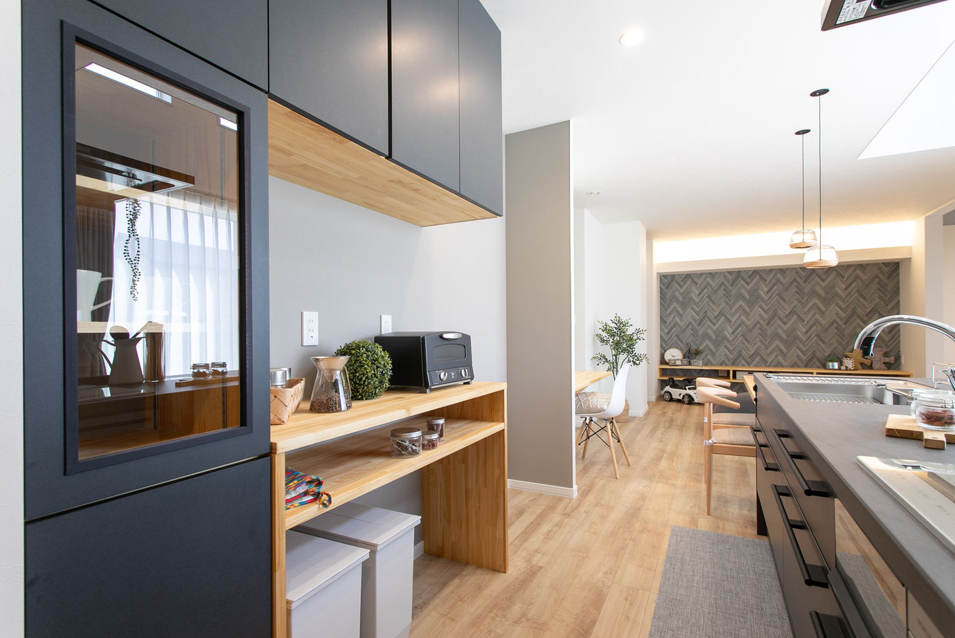 マルニホーム 【31.3坪/2,300～2,399万円】キッチンを中心に家族が集うコの字型平屋建ての建築実例画像2