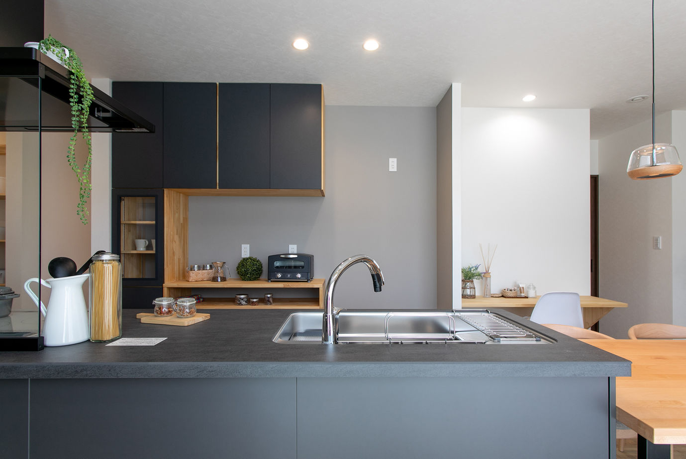 マルニホーム 【31.3坪/2,300～2,399万円】キッチンを中心に家族が集うコの字型平屋建ての建築実例画像3