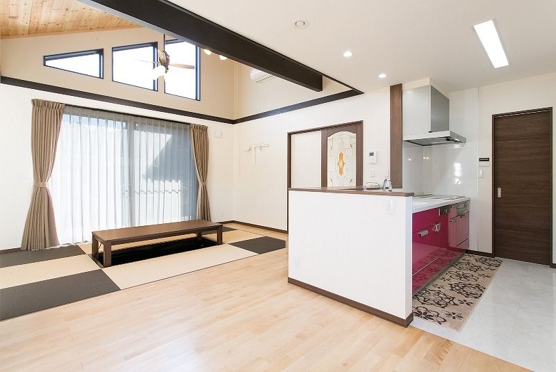 マルニホーム 【31.9坪/1,898万円】和モダンの勾配天井の畳リビングでゆったりとくつろぐ平屋建ての家の建築実例画像2