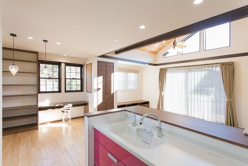 マルニホーム 【31.9坪/1,898万円】和モダンの勾配天井の畳リビングでゆったりとくつろぐ平屋建ての家の建築実例画像3