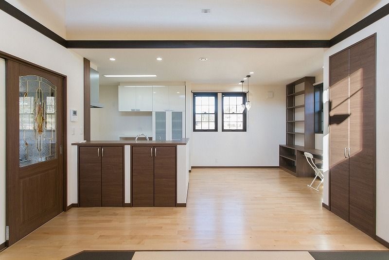 マルニホーム 【31.9坪/1,898万円】和モダンの勾配天井の畳リビングでゆったりとくつろぐ平屋建ての家の建築実例画像4