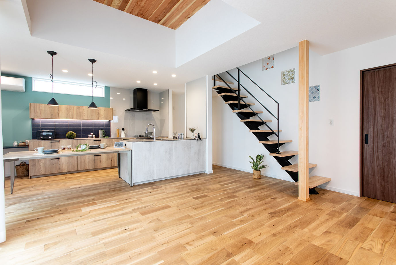 マルニホーム 【36坪/2,900～2,999万円】オーダーキッチンと素材を感じる家の建築実例画像2