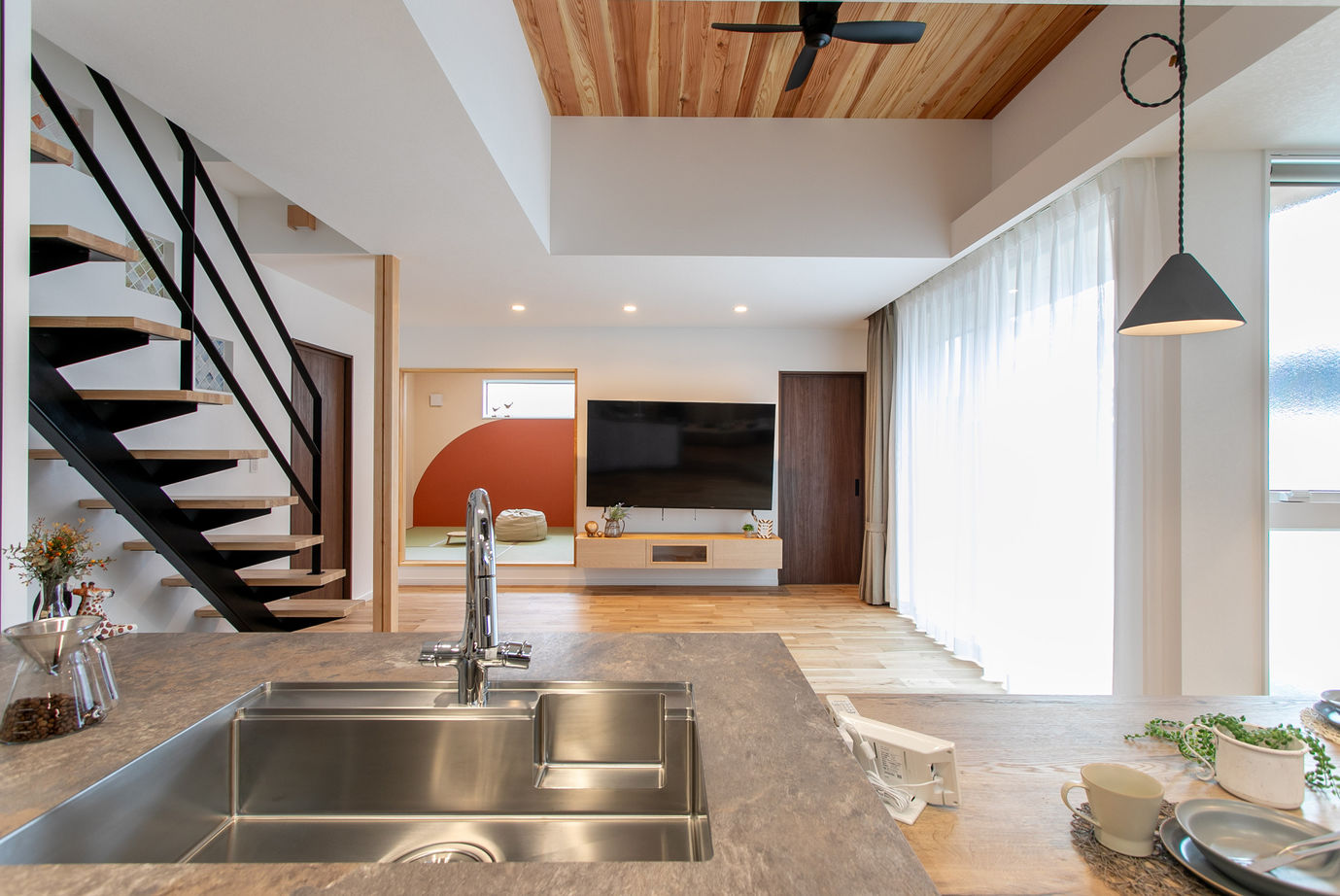 マルニホーム 【36坪/2,900～2,999万円】オーダーキッチンと素材を感じる家の建築実例画像3