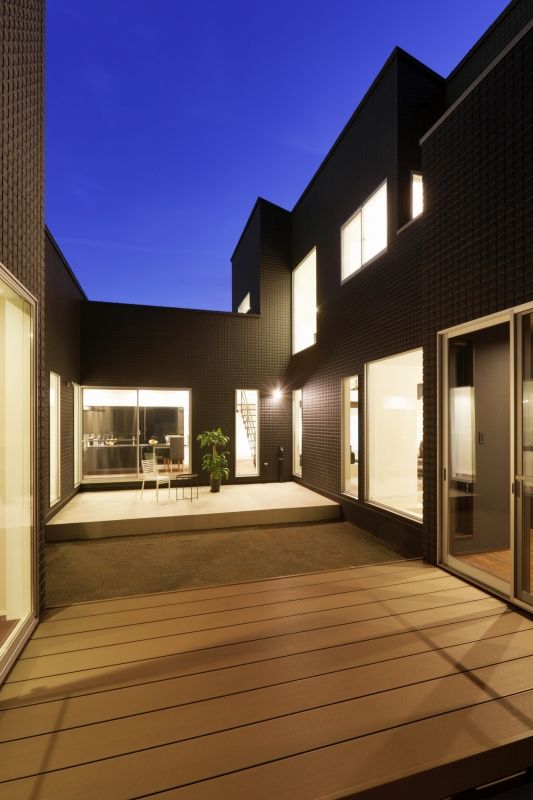 nattoku住宅 【事務所併用|吹き抜け|中庭】パティオから広がる非日常、美しく贅沢な邸宅の建築実例画像3