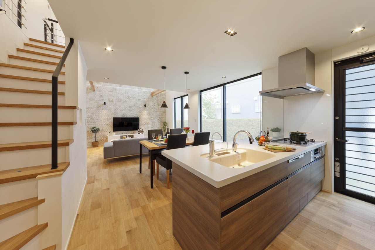 nattoku住宅 【2000万円台|30坪台】開放感を内に秘めた真っ白なキューブの家。吹き抜けのLDKで家族の気配を感じる住まいの建築実例画像4