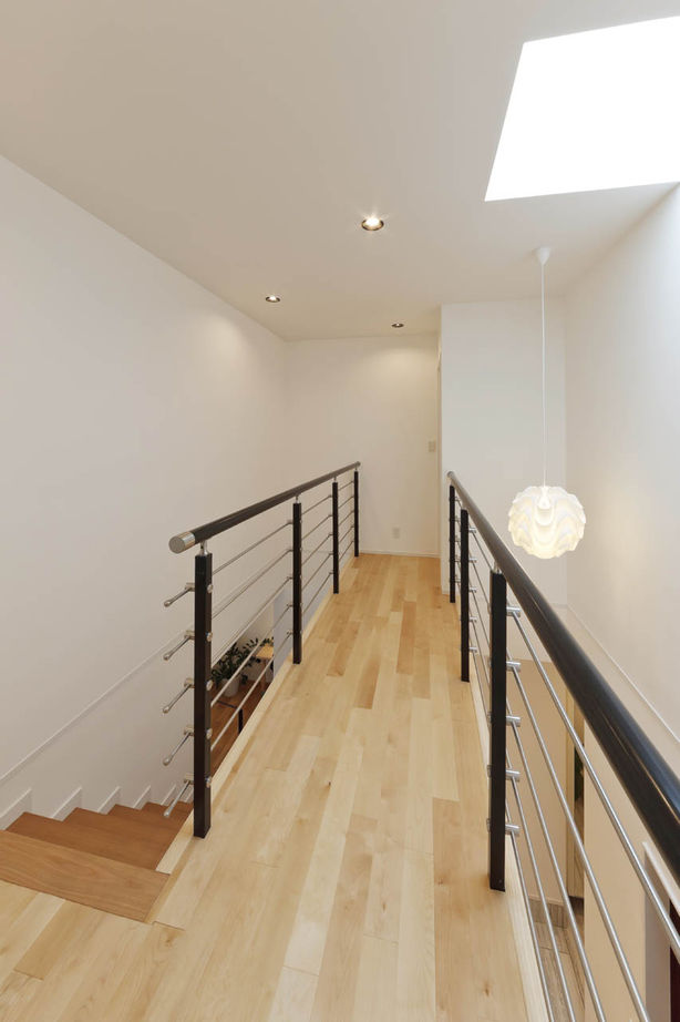 nattoku住宅 【2000万円台|30坪台】開放感を内に秘めた真っ白なキューブの家。吹き抜けのLDKで家族の気配を感じる住まいの建築実例画像7