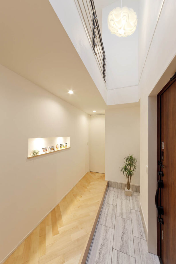 nattoku住宅 【2000万円台|30坪台】開放感を内に秘めた真っ白なキューブの家。吹き抜けのLDKで家族の気配を感じる住まいの建築実例画像10