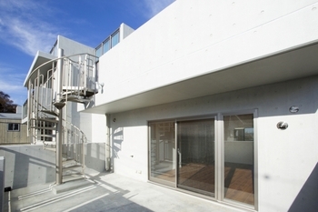 カツキ 丘の上に建つ、長屋形式の賃貸併用住宅の建築実例画像2