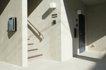 カツキ 丘の上に建つ、長屋形式の賃貸併用住宅の建築実例画像3