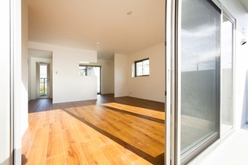 カツキ 丘の上に建つ、長屋形式の賃貸併用住宅の建築実例画像5