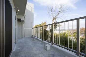 カツキ 丘の上に建つ、長屋形式の賃貸併用住宅の建築実例画像8