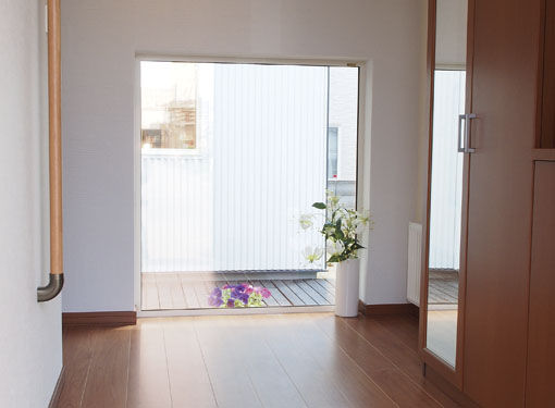 ＩＤ アーキテクチャル アトリエ 【4LDK間取図/回遊式動線/収納豊富】コの字型間取りで、より自然を感じる中庭(パティオ)のある家の建築実例画像3