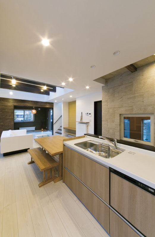 ＩＤ アーキテクチャル アトリエ 【4LDK間取図有/吹抜/ウッドデッキ/カウンター】より開放的に見せる、こだわりのコの字型デザインの建築実例画像3