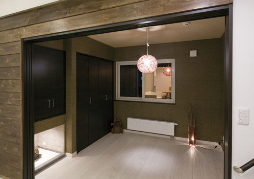 ＩＤ アーキテクチャル アトリエ 【4LDK間取図有/吹抜/ウッドデッキ/カウンター】より開放的に見せる、こだわりのコの字型デザインの建築実例画像4