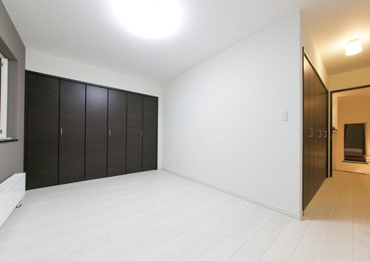 ＩＤ アーキテクチャル アトリエ 【4LDK間取図有/吹抜/ウッドデッキ/カウンター】より開放的に見せる、こだわりのコの字型デザインの建築実例画像6