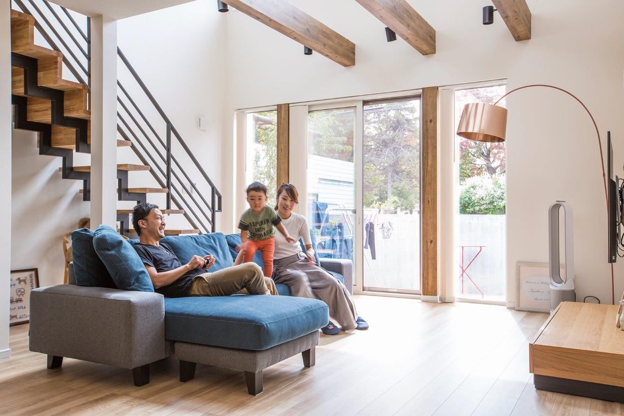 ＩＤ アーキテクチャル アトリエ 【4LDK間取図/吹抜/ガレージ/カウンター】真っ白なガルバリウム外壁が印象的な遊び心あふれる提案に大満足の建築実例画像