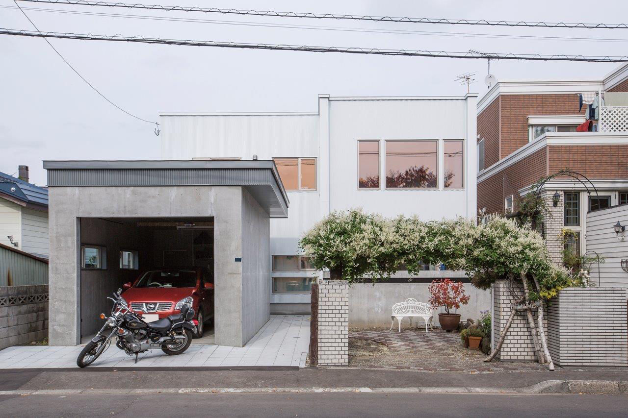 ＩＤ アーキテクチャル アトリエ 【4LDK間取図/吹抜/ガレージ/カウンター】真っ白なガルバリウム外壁が印象的な遊び心あふれる提案に大満足の建築実例画像6