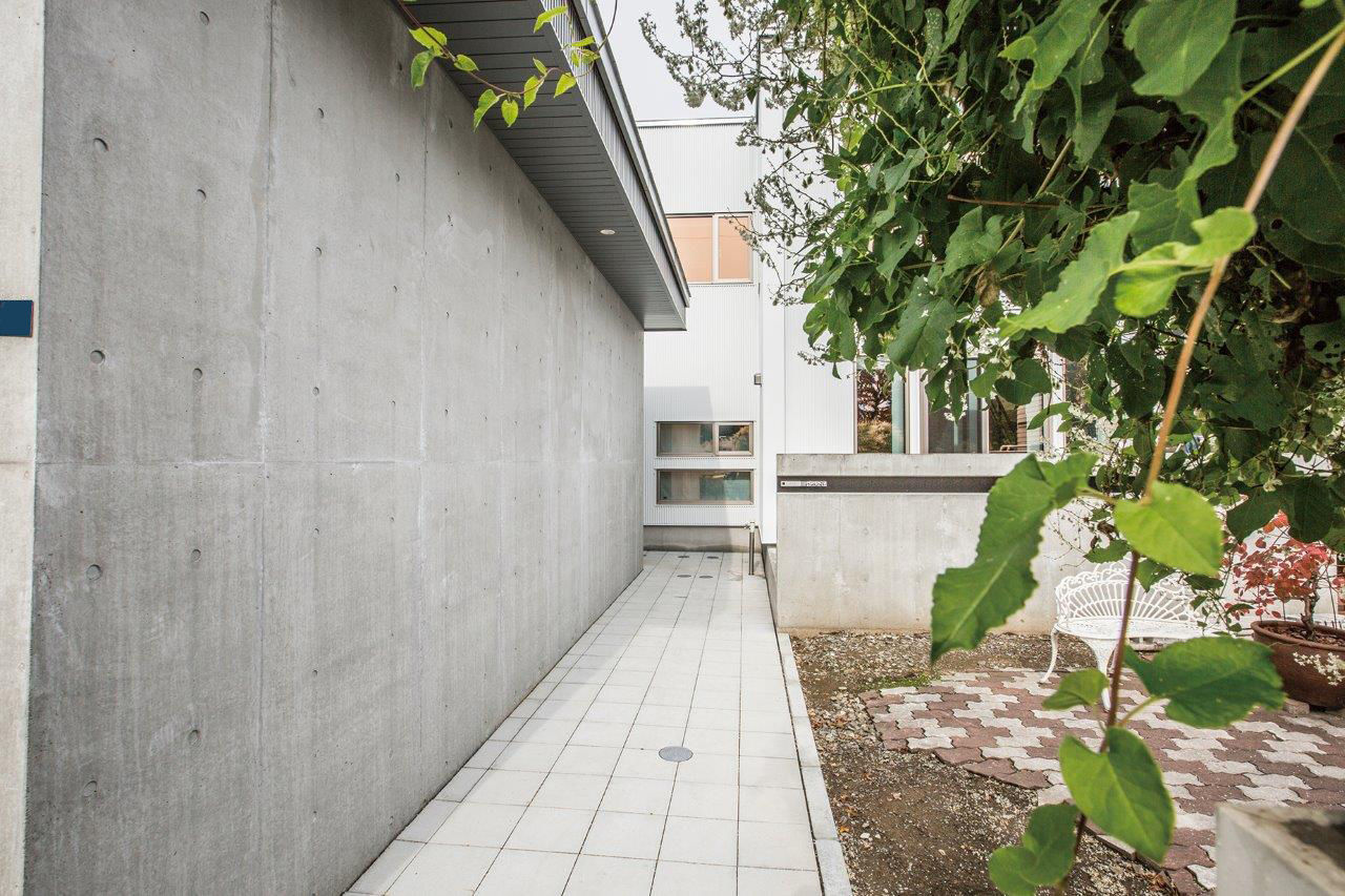 ＩＤ アーキテクチャル アトリエ 【4LDK間取図/吹抜/ガレージ/カウンター】真っ白なガルバリウム外壁が印象的な遊び心あふれる提案に大満足の建築実例画像8