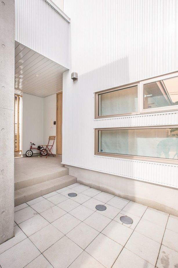 ＩＤ アーキテクチャル アトリエ 【4LDK間取図/吹抜/ガレージ/カウンター】真っ白なガルバリウム外壁が印象的な遊び心あふれる提案に大満足の建築実例画像9