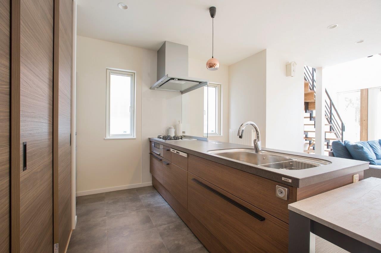 ＩＤ アーキテクチャル アトリエ 【4LDK間取図/吹抜/ガレージ/カウンター】真っ白なガルバリウム外壁が印象的な遊び心あふれる提案に大満足の建築実例画像15