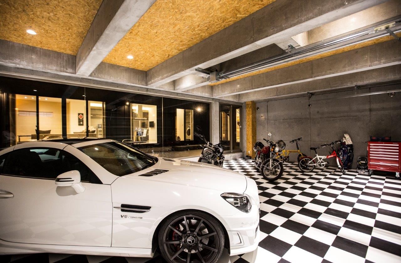 ＩＤ アーキテクチャル アトリエ 【札幌市/ビルドインガレージ/小上がり/中庭/吹抜/収納充実】リビングから愛車の眺めるガレージハウスの建築実例画像2