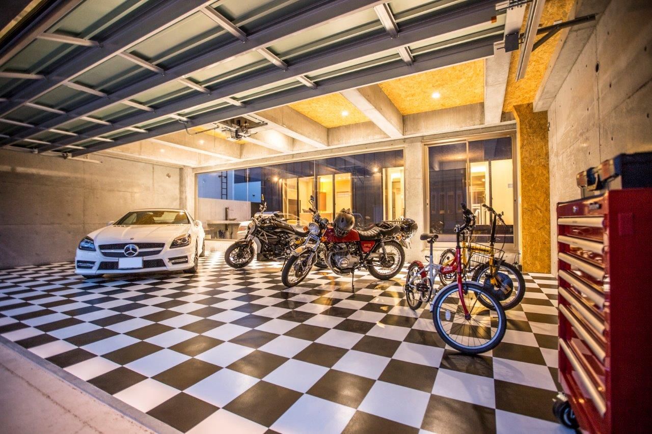 ＩＤ アーキテクチャル アトリエ 【札幌市/ビルドインガレージ/小上がり/中庭/吹抜/収納充実】リビングから愛車の眺めるガレージハウスの建築実例画像3