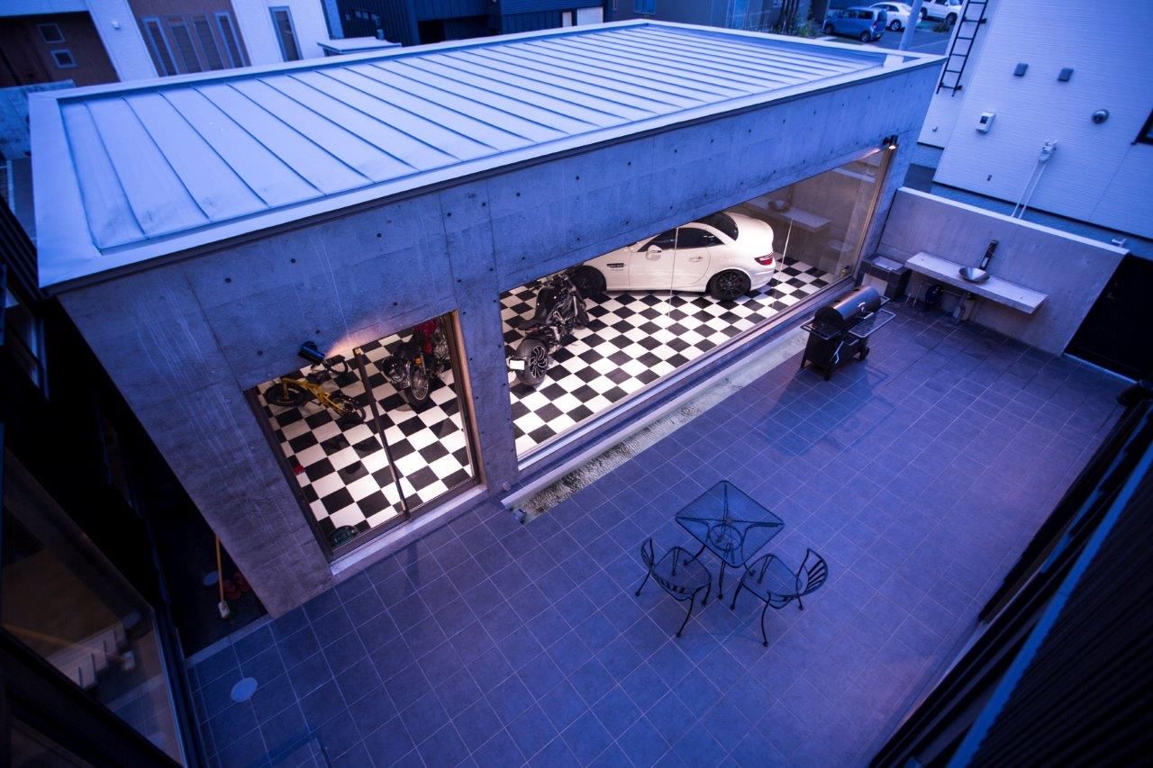 ＩＤ アーキテクチャル アトリエ 【札幌市/ビルドインガレージ/小上がり/中庭/吹抜/収納充実】リビングから愛車の眺めるガレージハウスの建築実例画像4