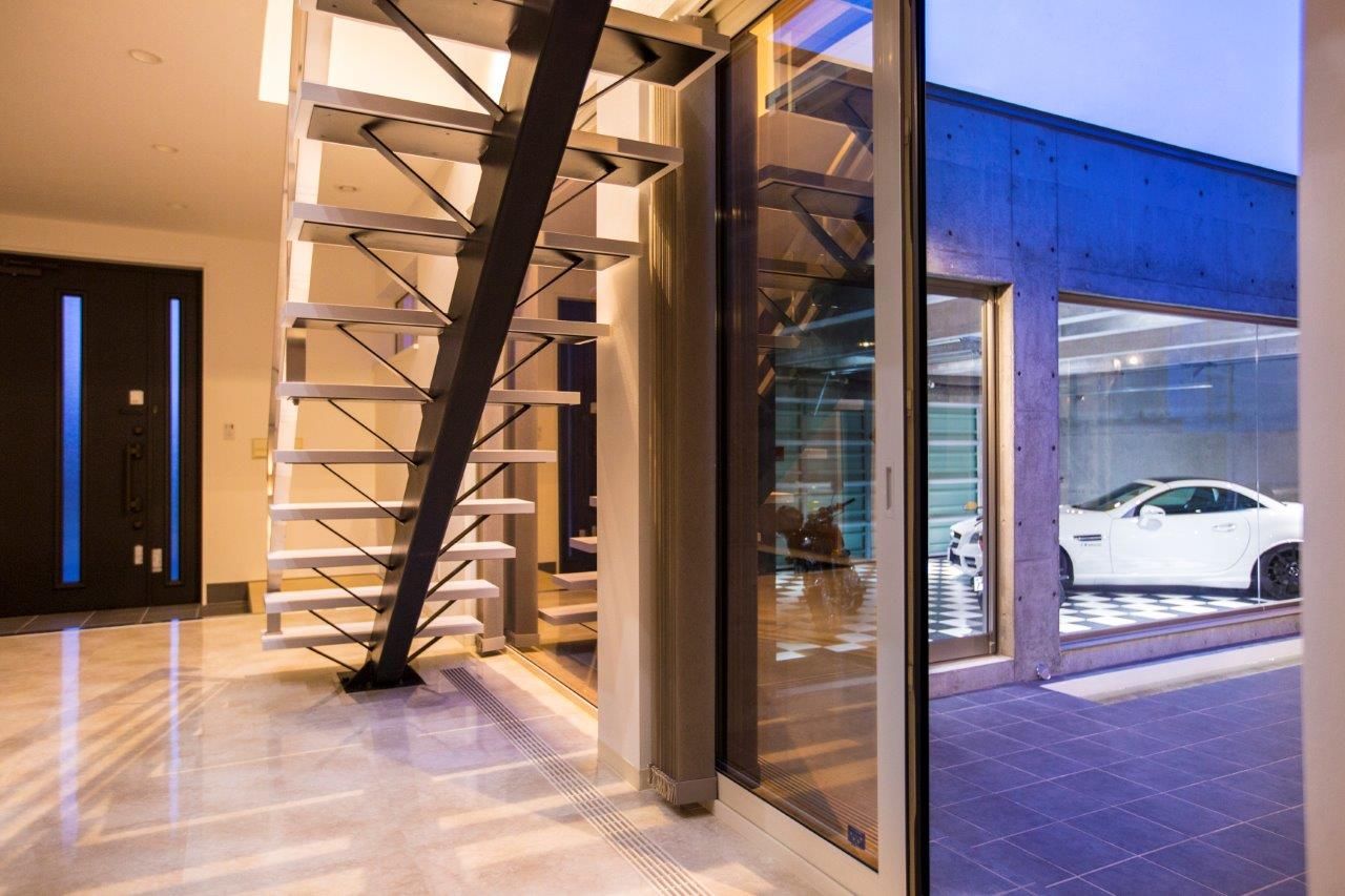 ＩＤ アーキテクチャル アトリエ 【札幌市/ビルドインガレージ/小上がり/中庭/吹抜/収納充実】リビングから愛車の眺めるガレージハウスの建築実例画像5