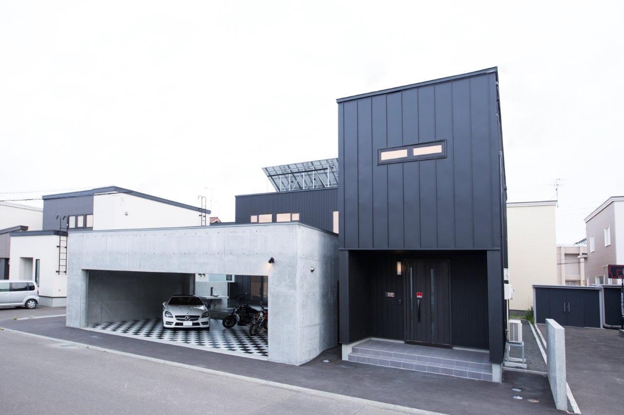 ＩＤ アーキテクチャル アトリエ 【札幌市/ビルドインガレージ/小上がり/中庭/吹抜/収納充実】リビングから愛車の眺めるガレージハウスの建築実例画像6