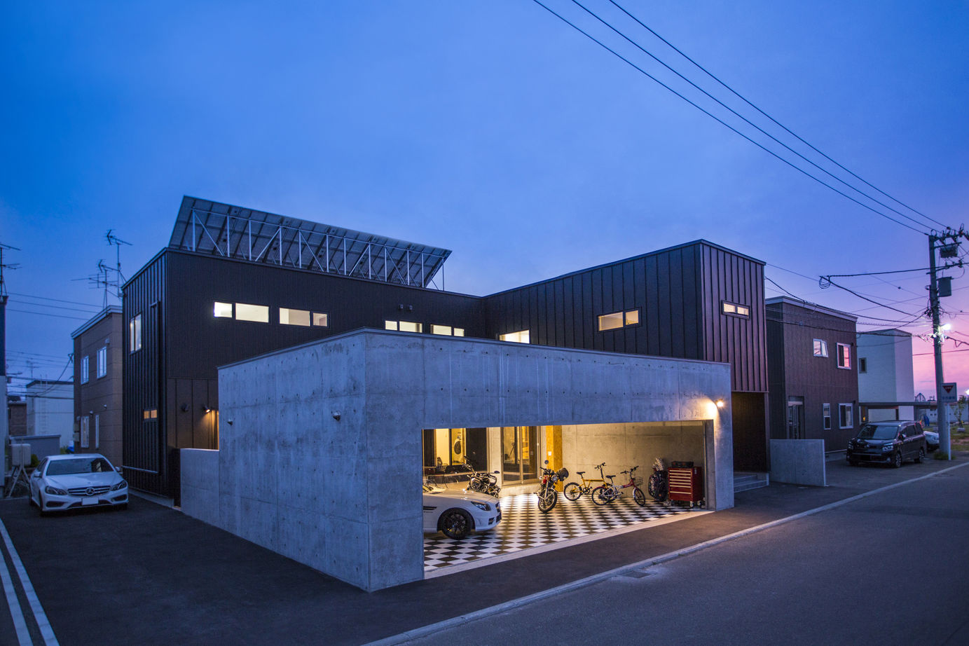 ＩＤ アーキテクチャル アトリエ 【札幌市/ビルドインガレージ/小上がり/中庭/吹抜/収納充実】リビングから愛車の眺めるガレージハウスの建築実例画像8