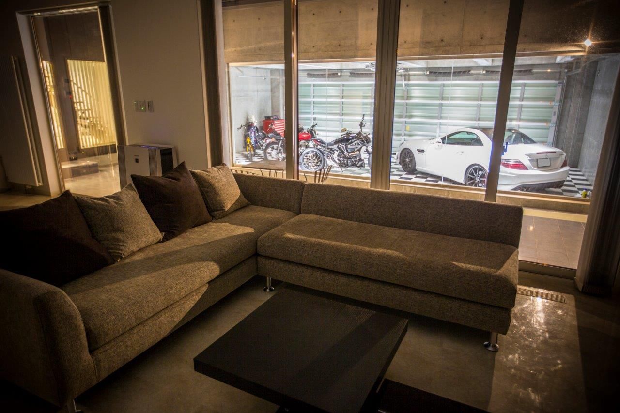 ＩＤ アーキテクチャル アトリエ 【札幌市/ビルドインガレージ/小上がり/中庭/吹抜/収納充実】リビングから愛車の眺めるガレージハウスの建築実例画像9