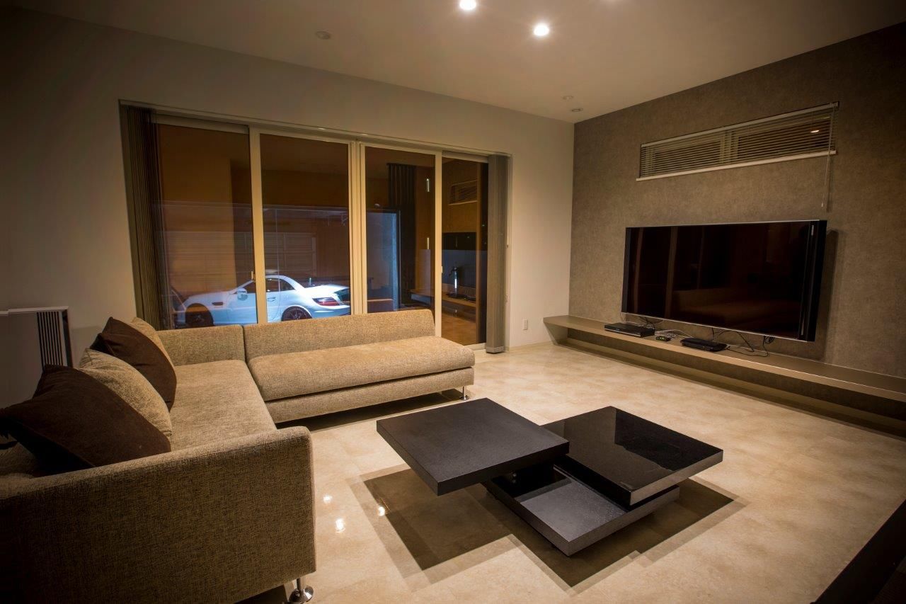 ＩＤ アーキテクチャル アトリエ 【札幌市/ビルドインガレージ/小上がり/中庭/吹抜/収納充実】リビングから愛車の眺めるガレージハウスの建築実例画像10