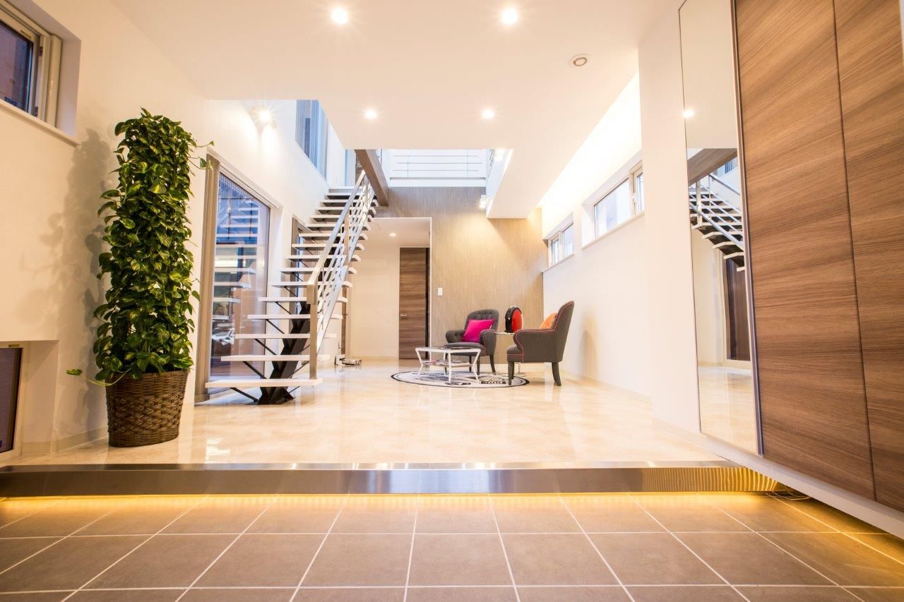 ＩＤ アーキテクチャル アトリエ 【札幌市/ビルドインガレージ/小上がり/中庭/吹抜/収納充実】リビングから愛車の眺めるガレージハウスの建築実例画像11