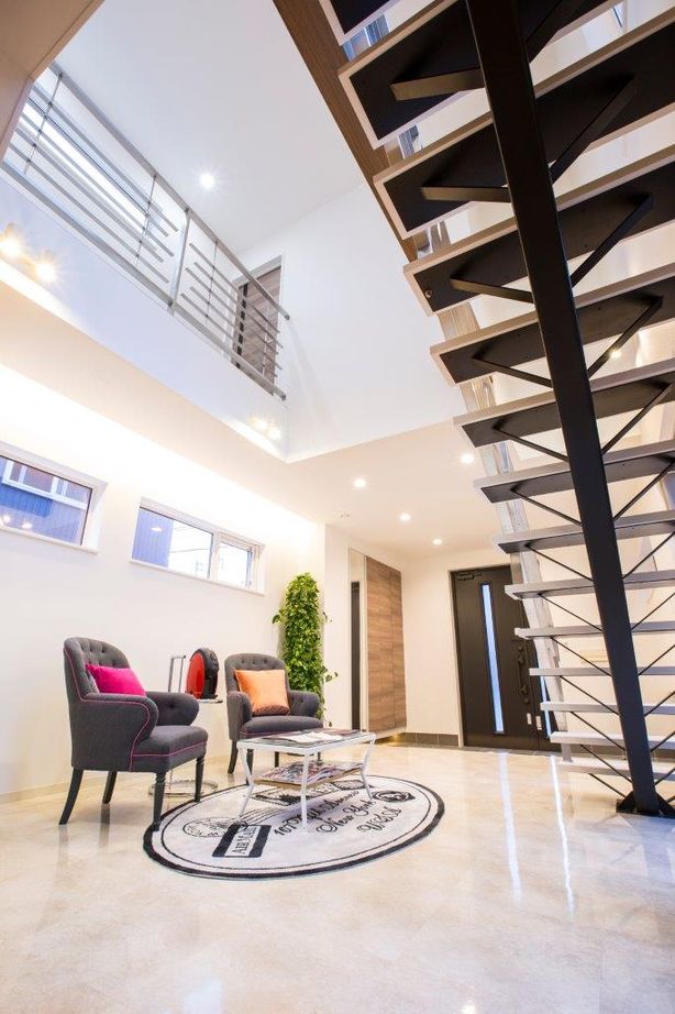 ＩＤ アーキテクチャル アトリエ 【札幌市/ビルドインガレージ/小上がり/中庭/吹抜/収納充実】リビングから愛車の眺めるガレージハウスの建築実例画像12